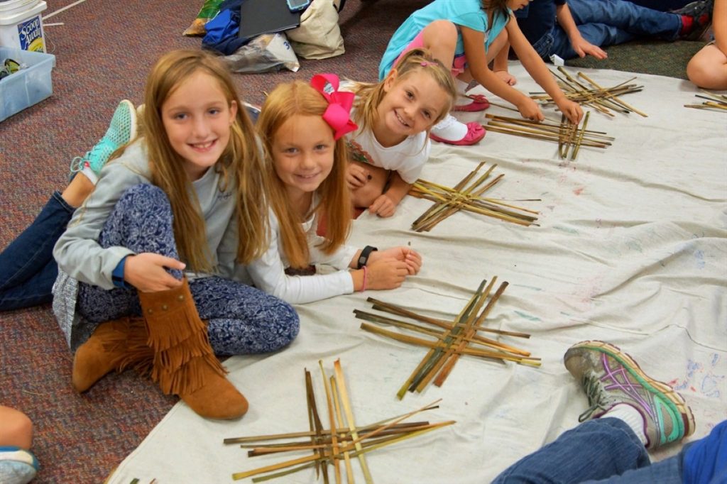 3rd Graders learn to weave during Kampsville