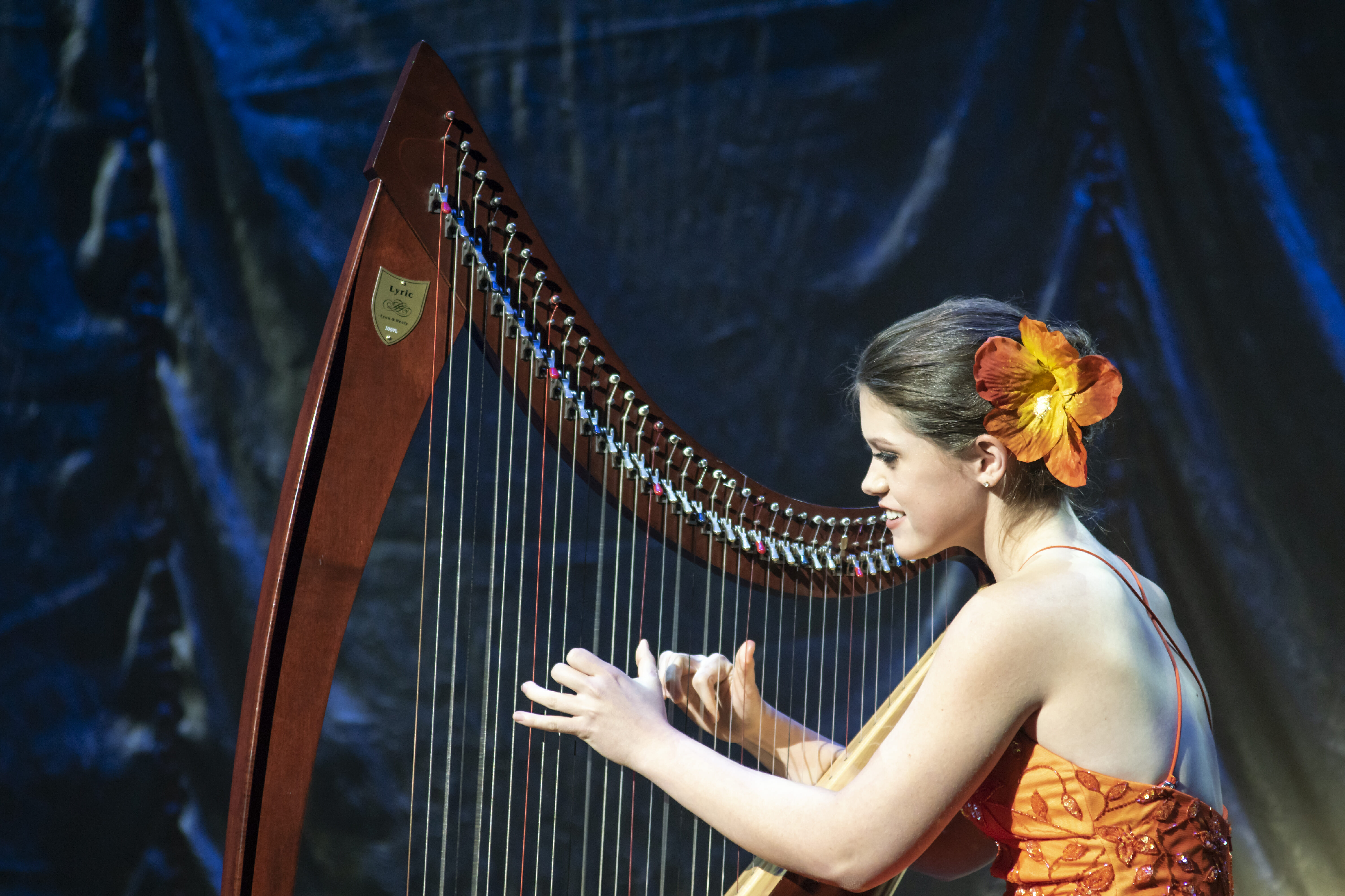 Mereya Riopedre Plays Harp