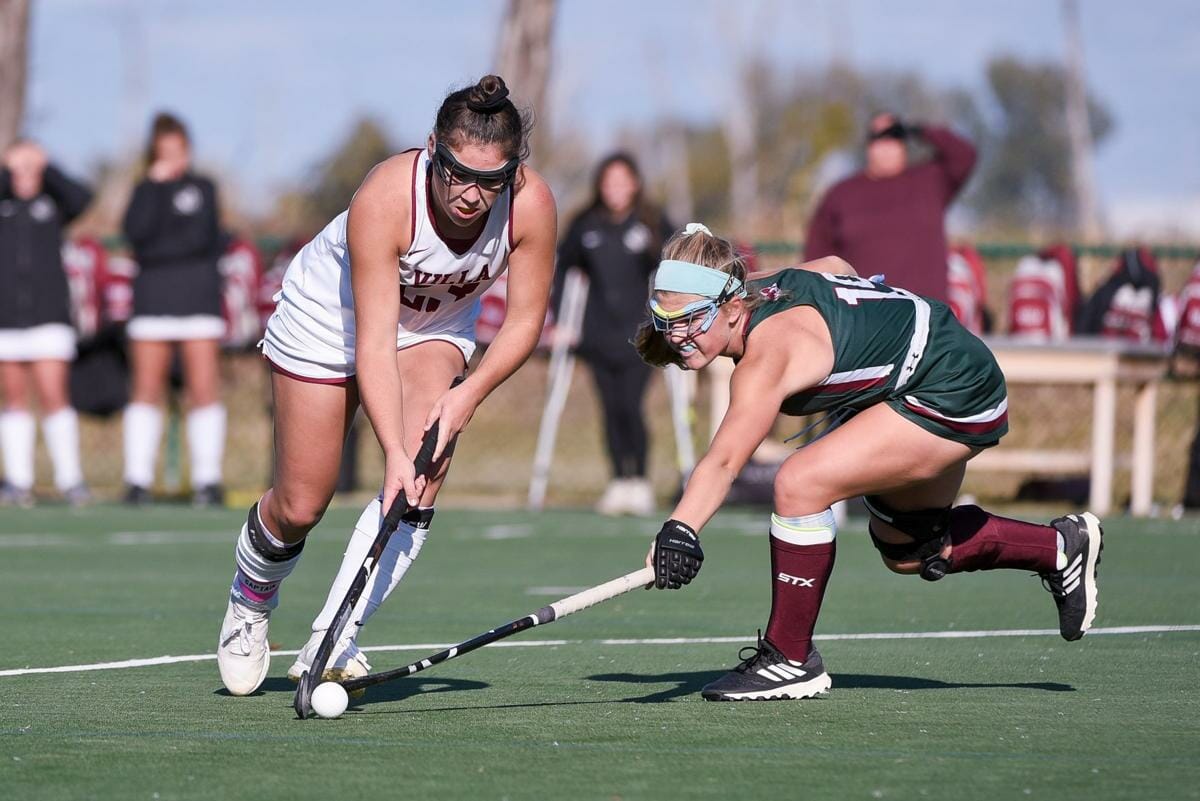 Kate Oliver playing Field Hockey
